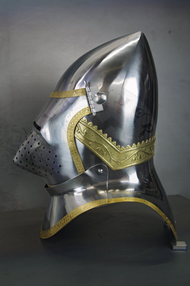The great bascinet in English style for Agincourt battle period. Demi-greaves connected with greaves on rotary pin. Made of high quality mild steel of 2 mm and 1,5 mm thickness. Heat hardened and tempered up to 34 HRC. Brass bands decoration motive based on example visible on Henry V tournament helm. Brow plate and vervelles cover is interpretation based on few effigies from this period. Weight 6 kg./ Wielki bascinet w stylu angielskim na okres bitwy pod Agincourt. Wykonany z wysokiej jakoci stali niskowglowej o gruboci 2 mm i 1,5 mm. Hartowany i odpuszczany do 34 HRC. Mosine listwy dekoracyjne z motywem wzorowanym na hemie turniejowym Henryka V. Pozostae dekoracje s interpretacj wzorowan na kilku nagrobkach z epoki. Waga 6 kg.